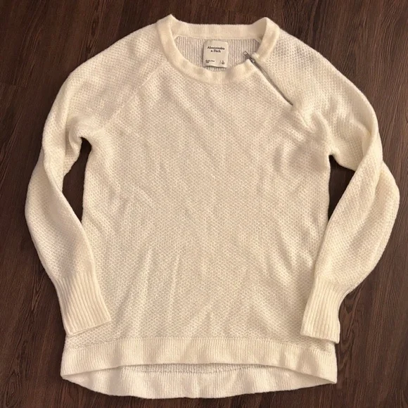 NWT Abercrombie Cream Sweater - Picture 1 of 6